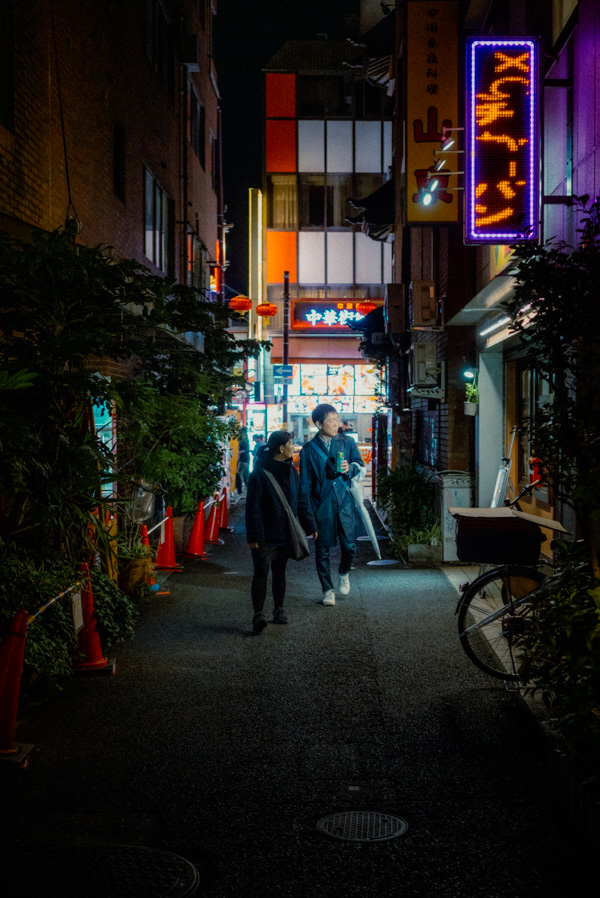 Porta luminosa, street photography a Yokohama